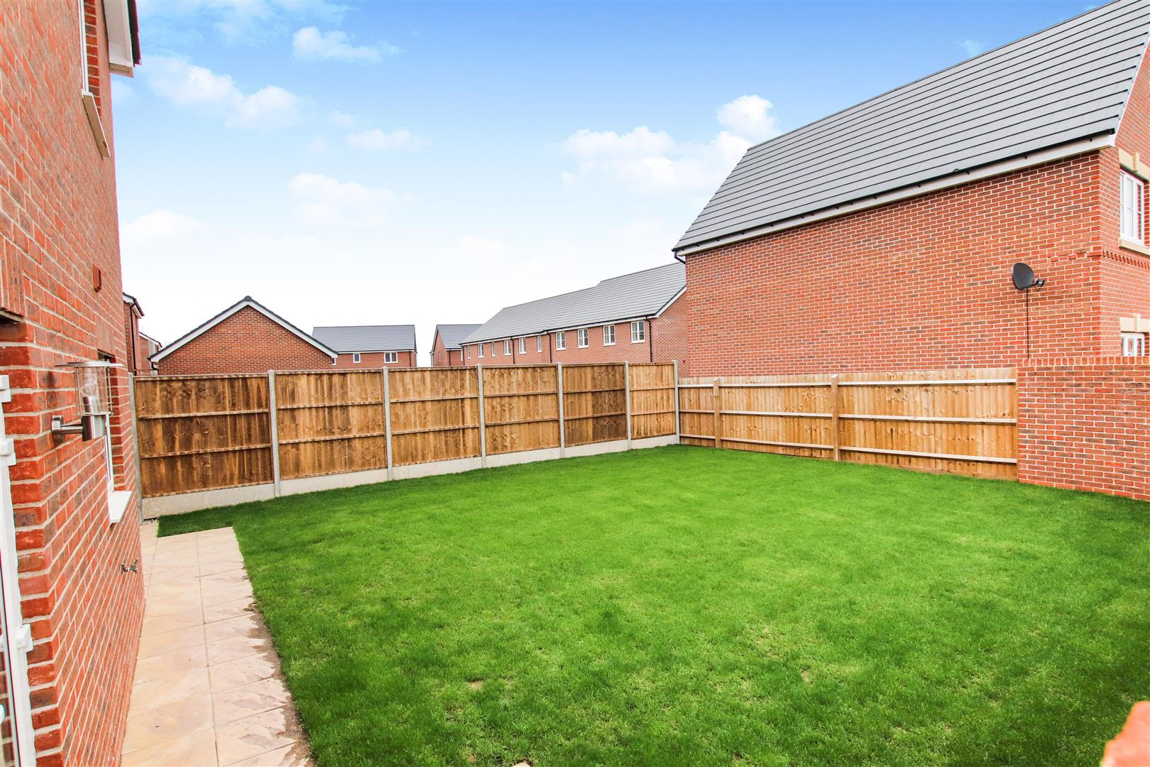 ENCLOSED REAR GARDEN